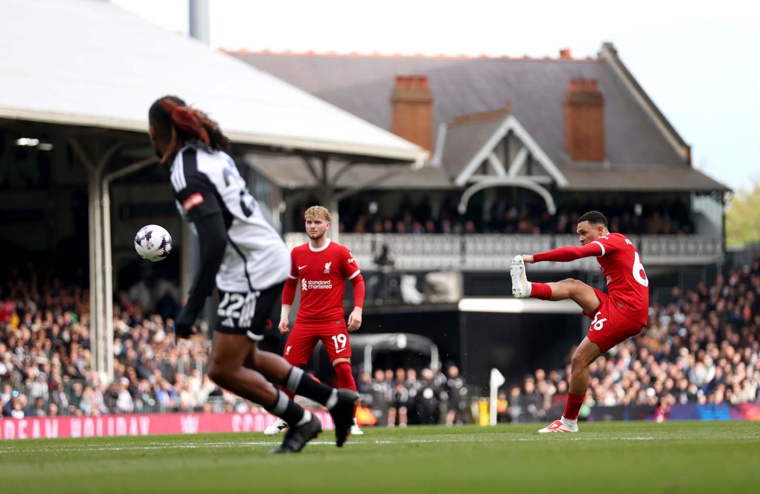 LONDON, ENGLAND - APRIL 21: Trent Alexander-Arnold of Liverpool scores his team's first goal from a free-kick during the Premier League match between Fulham FC and Liverpool FC at Craven Cottage on April 21, 2024 in London, England. (Photo by Julian Finney/Getty Images)
